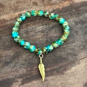 9”glass beaded stretch bracelet with gold feather